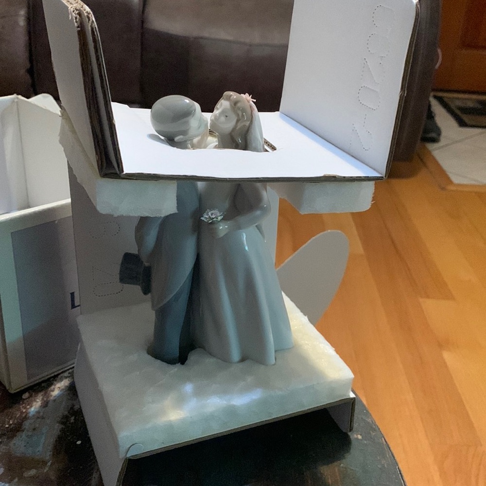 A kiss to remember wedding couple Lladro.